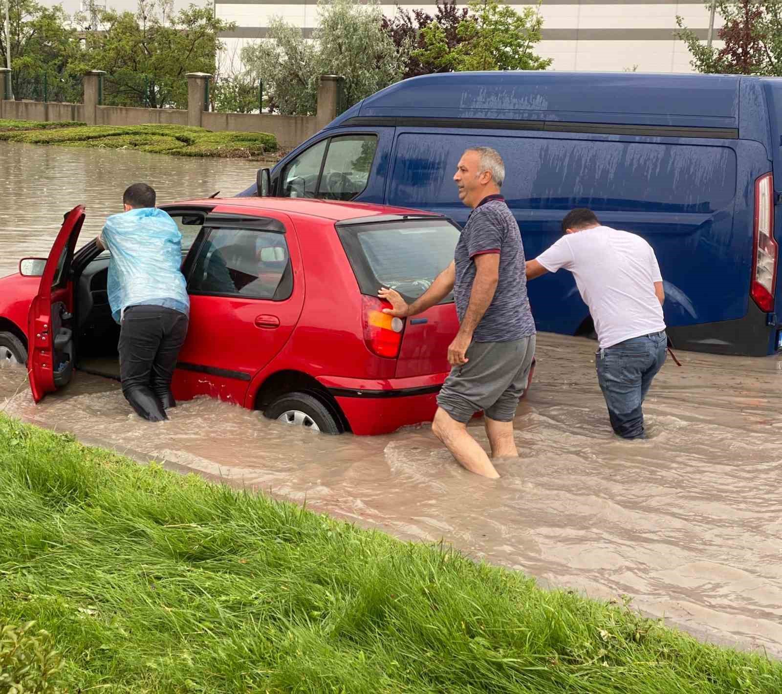 Ankara’da D140 karayolunda çok sayıda araç sular altında kaldı
