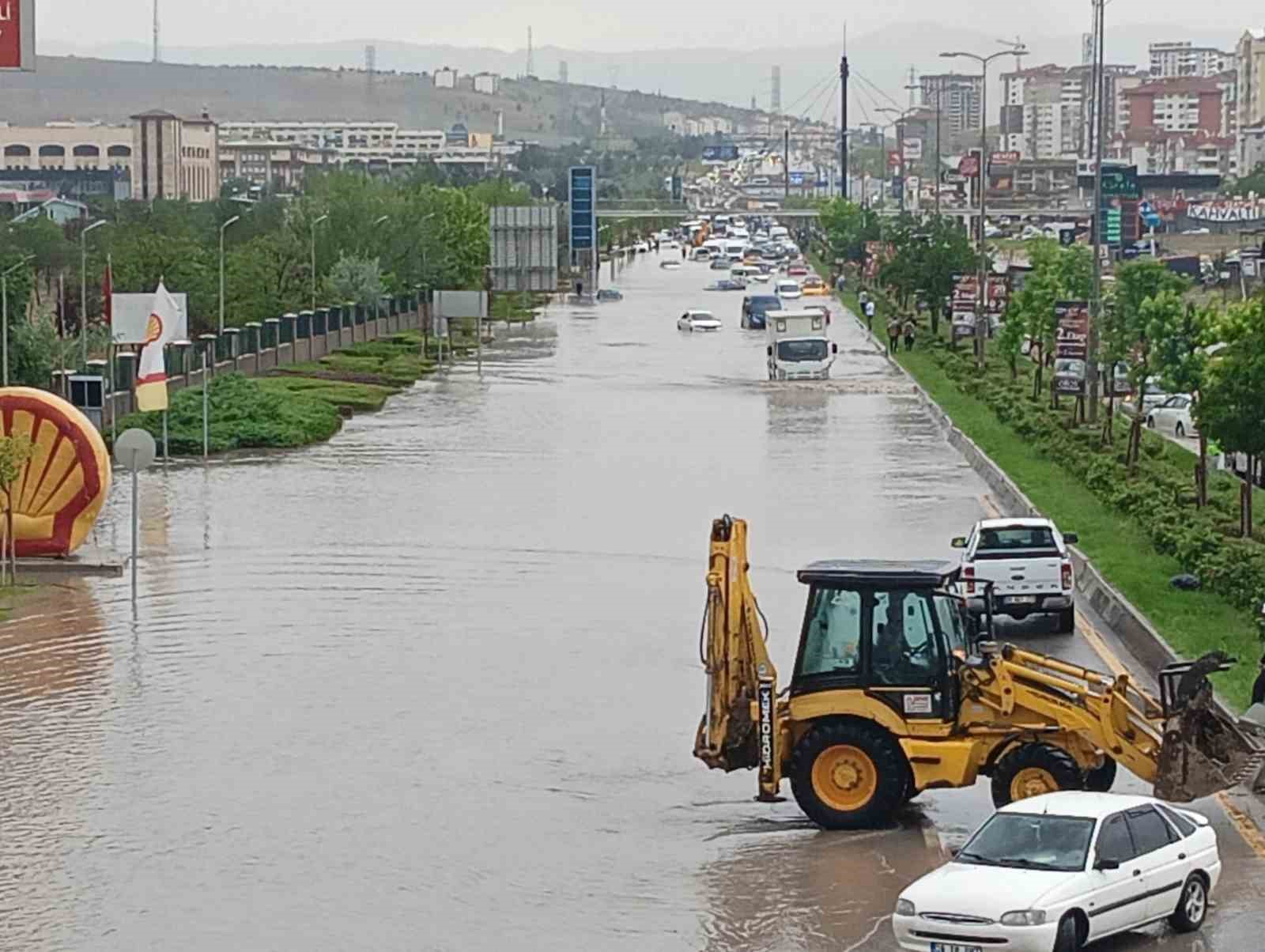 Ankara’da D140 karayolunda çok sayıda araç sular altında kaldı
