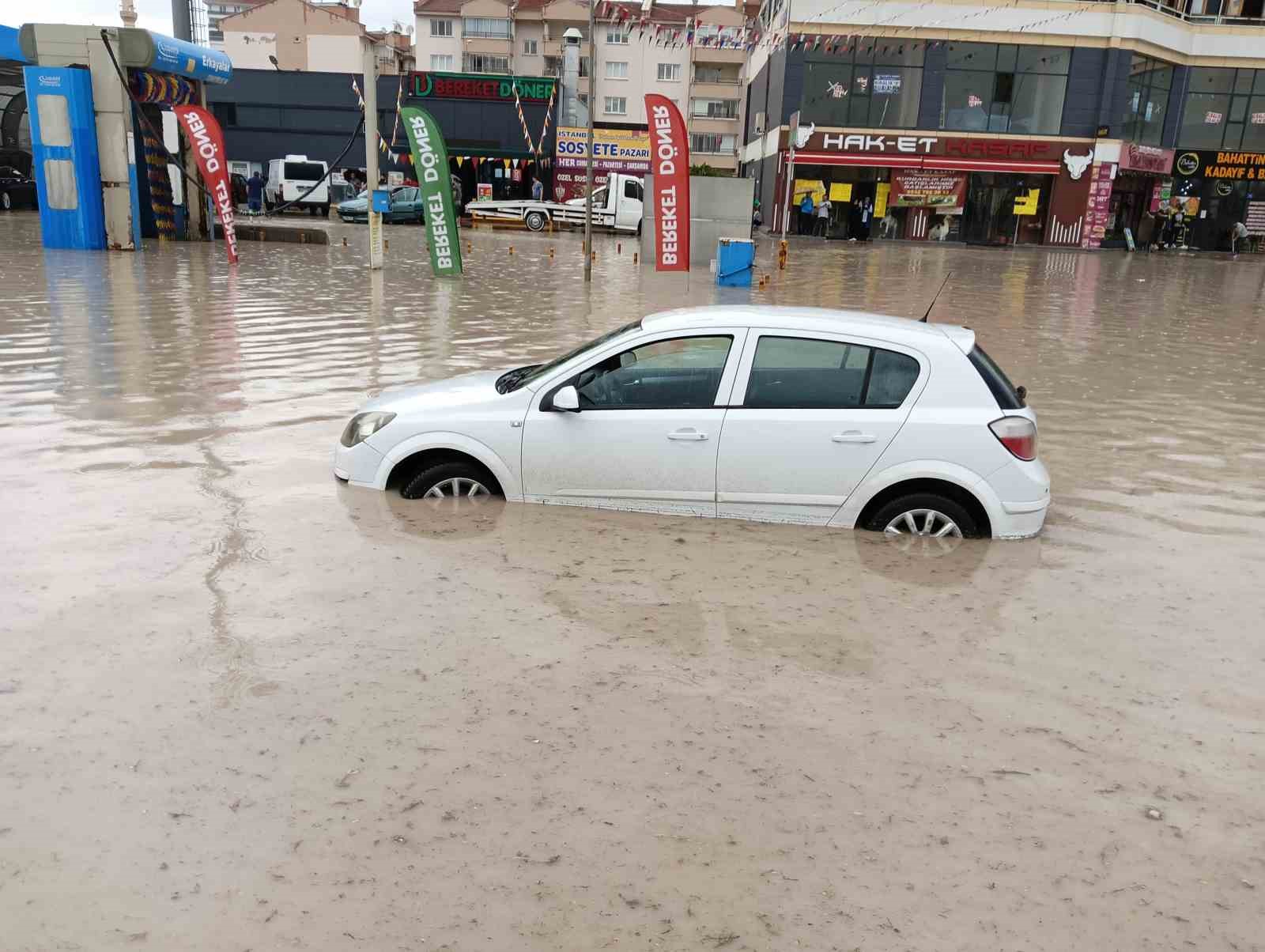 Ankara’da D140 karayolunda çok sayıda araç sular altında kaldı
