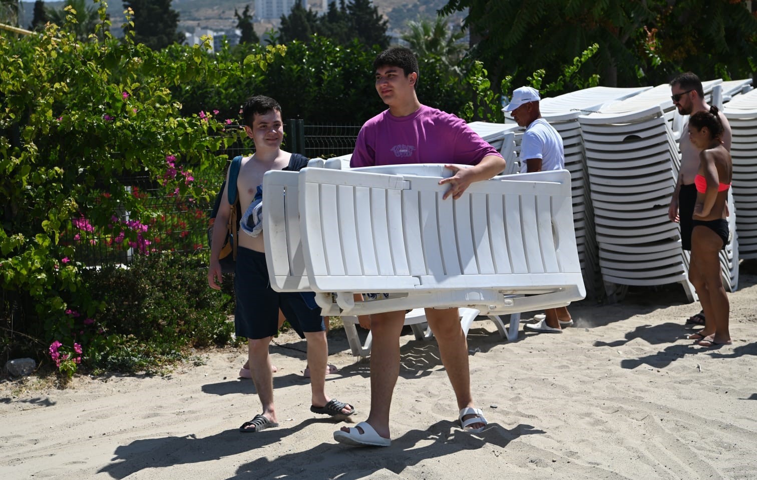 Kuşadası plajlarında ücretsiz şezlong ve şemsiye hizmeti başladı
