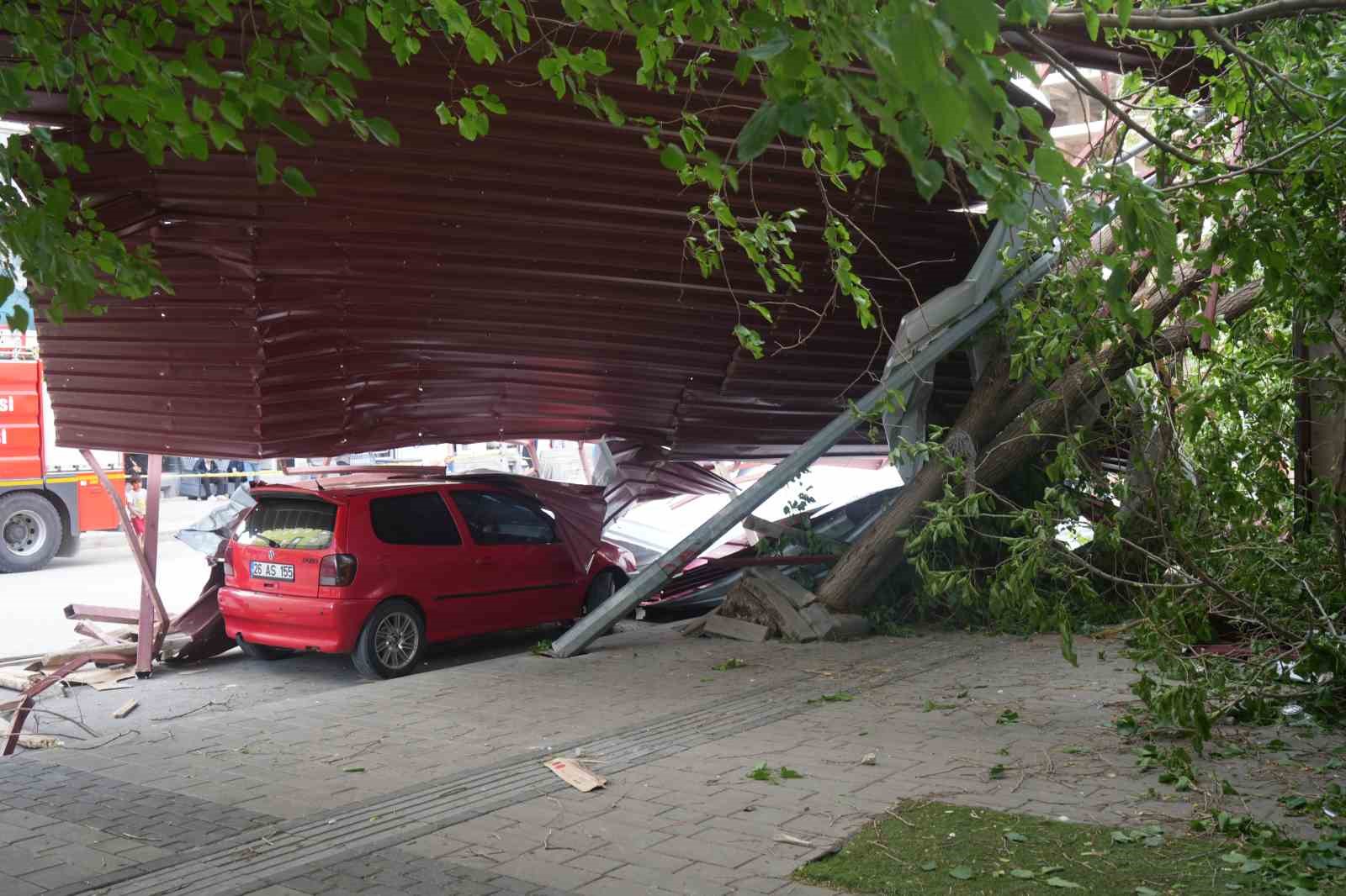 Muş’ta fırtına çatıları uçurdu
