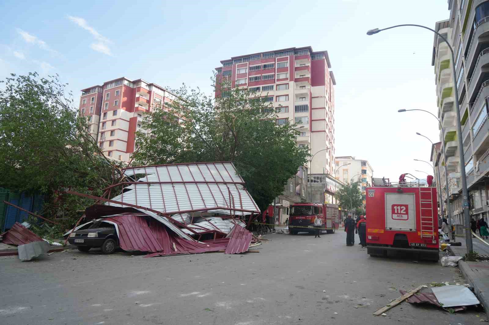 Muş’ta fırtına çatıları uçurdu
