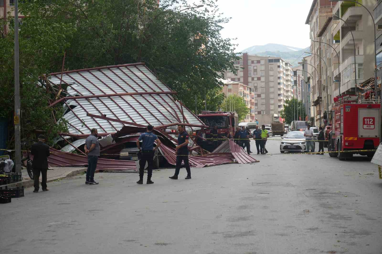 Muş’ta fırtına çatıları uçurdu
