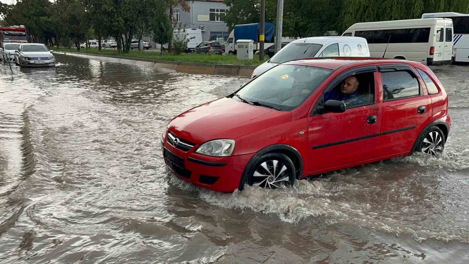 Yozgat Yerköy’de sağanak yağış sonrası yollar göle döndü
