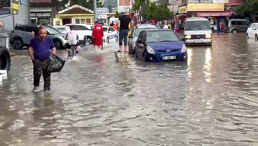 Yozgat Yerköy’de sağanak yağış sonrası yollar göle döndü
