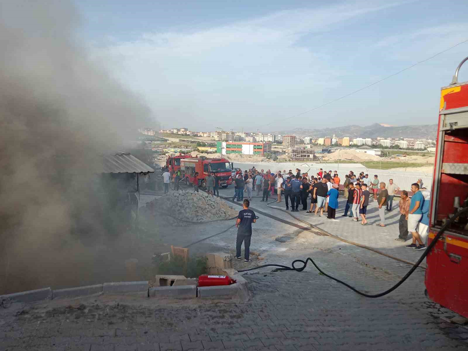 Hatay’da korkutan yangın: Prefabrik evler alevlere teslim oldu
