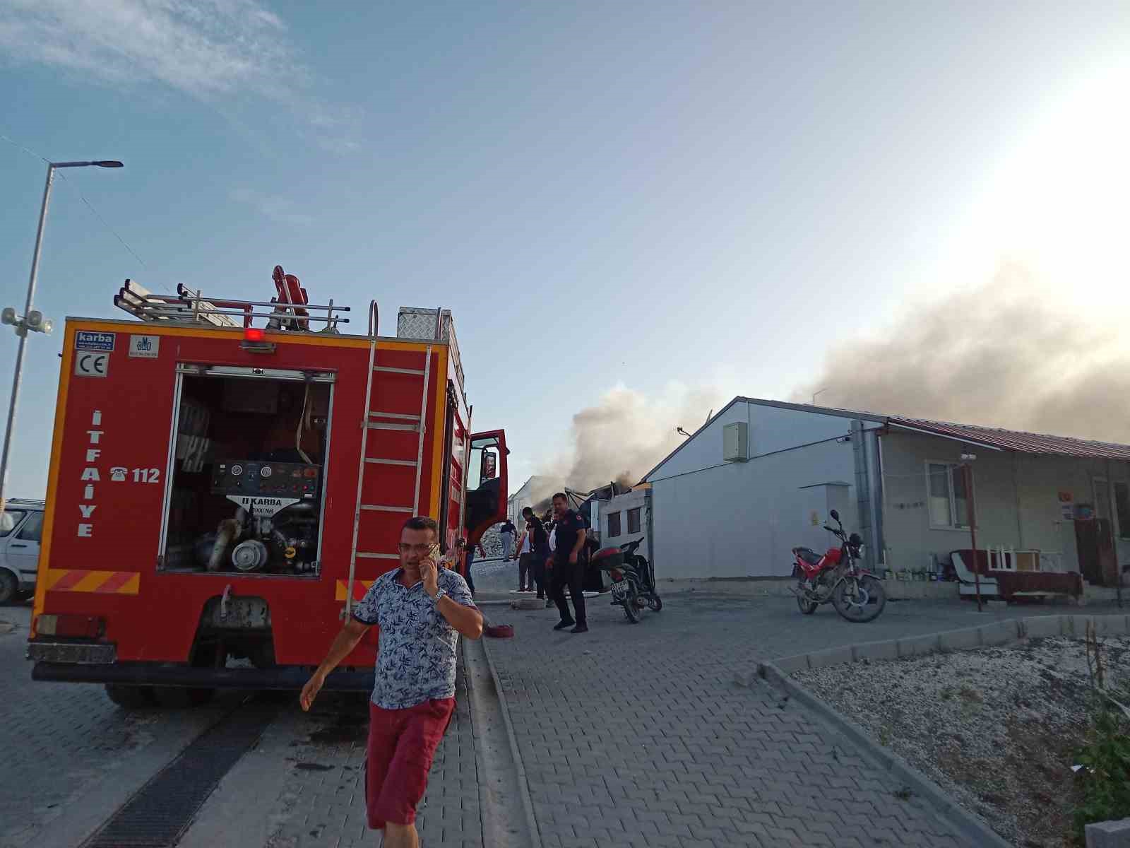 Hatay’da korkutan yangın: Prefabrik evler alevlere teslim oldu
