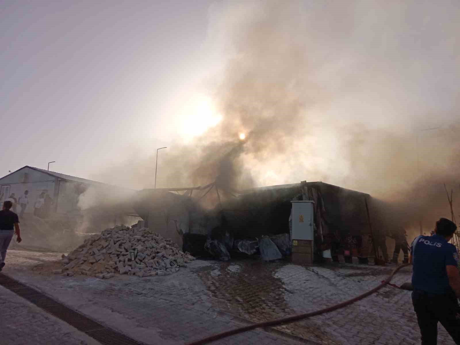 Hatay’da korkutan yangın: Prefabrik evler alevlere teslim oldu
