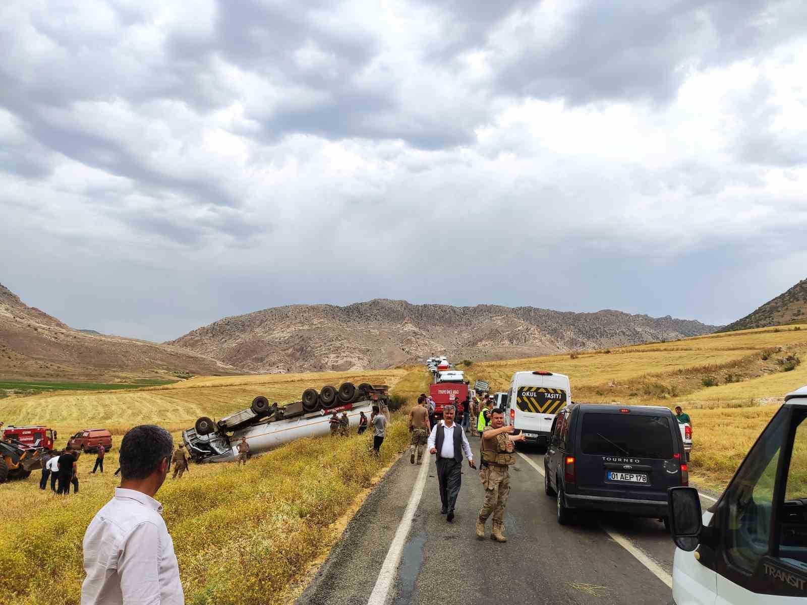 Şırnak’ta petrol yüklü tanker devrildi: 2 yaralı
