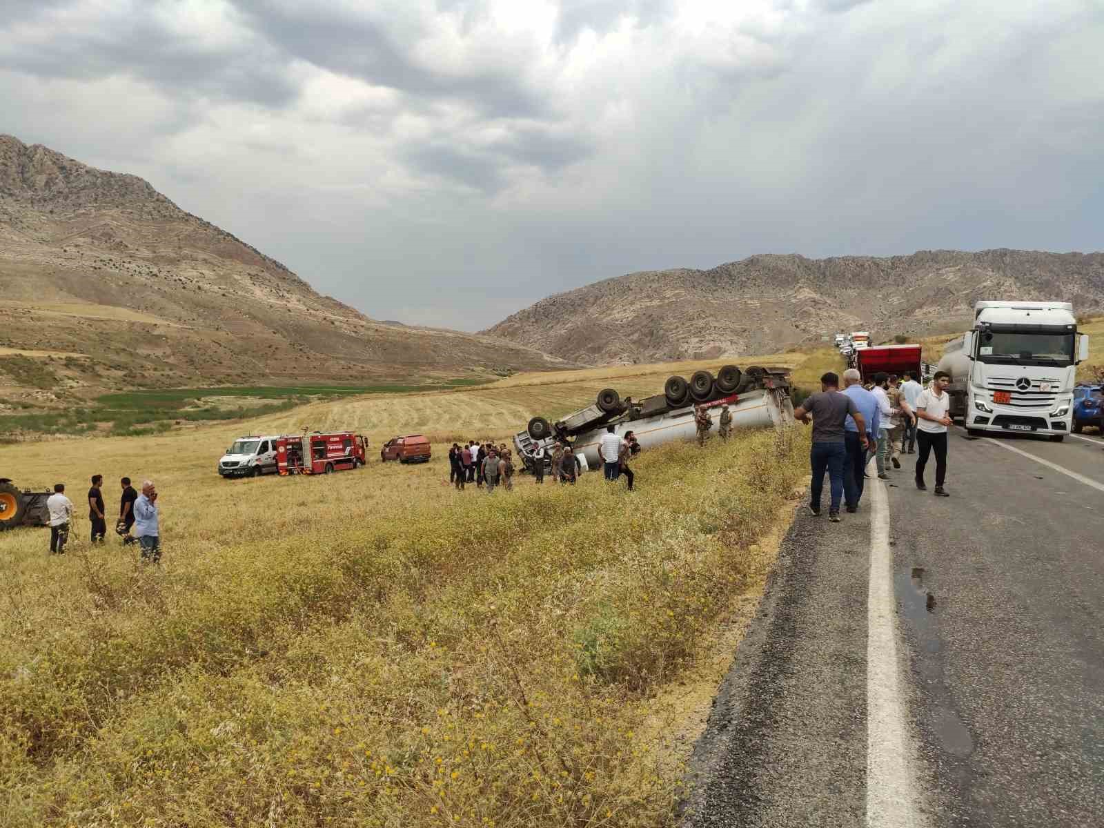 Şırnak’ta petrol yüklü tanker devrildi: 2 yaralı
