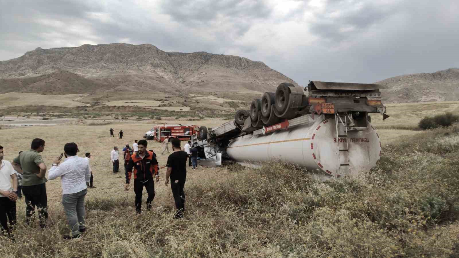 Şırnak’ta petrol yüklü tanker devrildi: 2 yaralı
