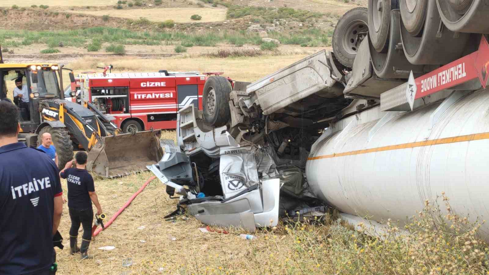 Şırnak’ta petrol yüklü tanker devrildi: 2 yaralı
