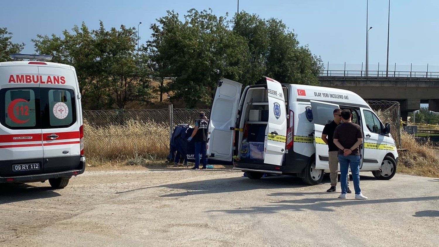 Yol kenarından başından vurulmuş halde ölü bulundu
