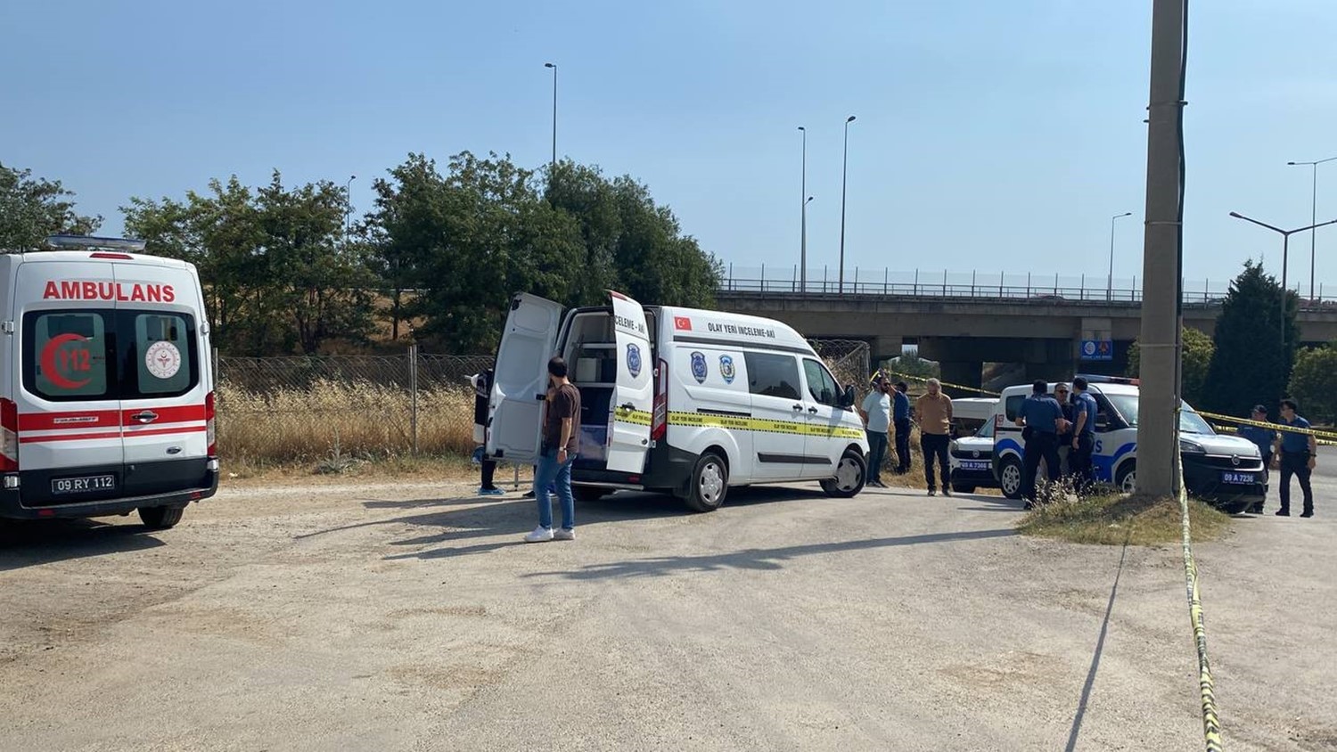 Yol kenarından başından vurulmuş halde ölü bulundu
