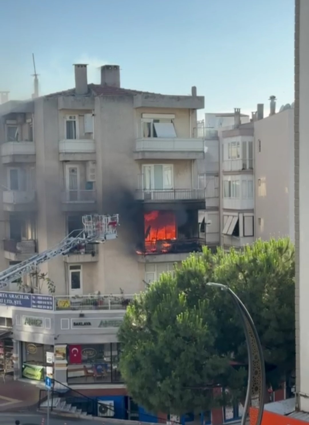 İzmir’de alevler evi sardı, yatalak hasta kadın hayatını kaybetti
