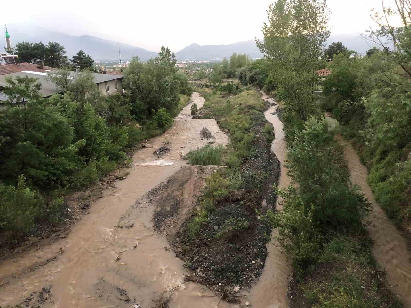 Erzincan’da dolu yağışı etkili oldu
