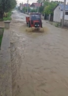 Çankırı’da sel suları yolları bastı
