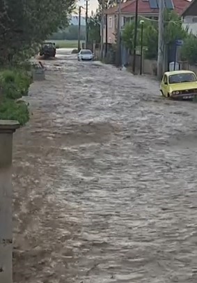 Çankırı’da sel suları yolları bastı
