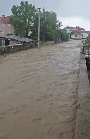 Çankırı’da sel suları yolları bastı
