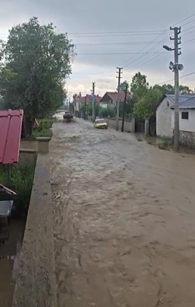 Çankırı’da sel suları yolları bastı
