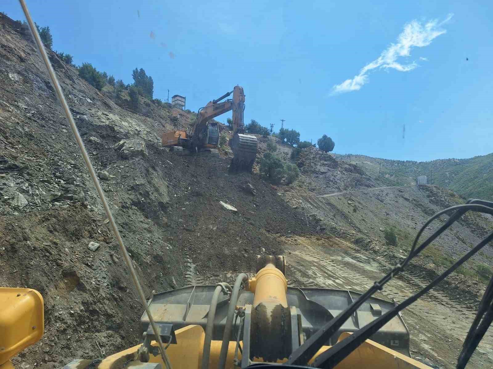 Siirt’te üzerine yıldırım düşen genç kız yaralandı
