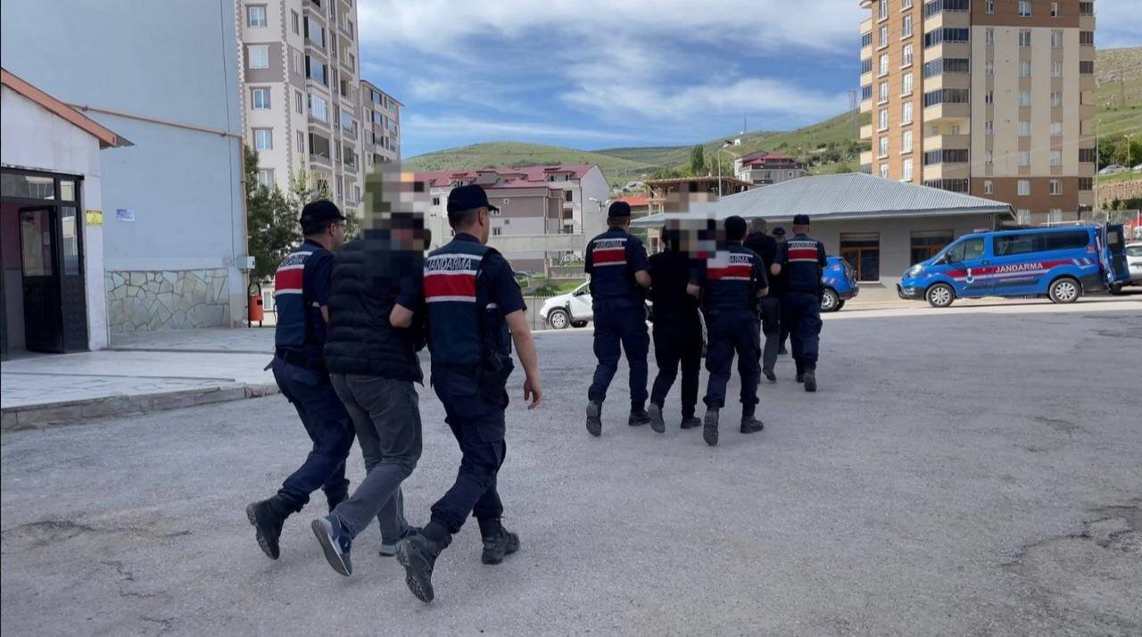 Bayburt’ta 43 parçadan oluşan tarihi eserler ile 13 adet sikke ele geçirildi
