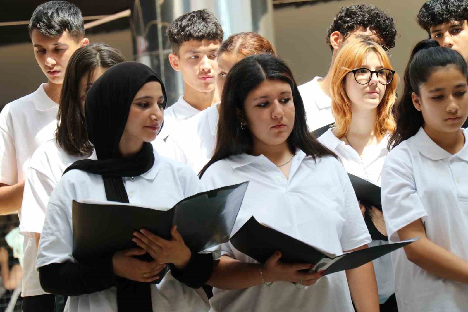 Öğrencilerden oluşan Türk Halk Müziği Korosu beğeni topladı
