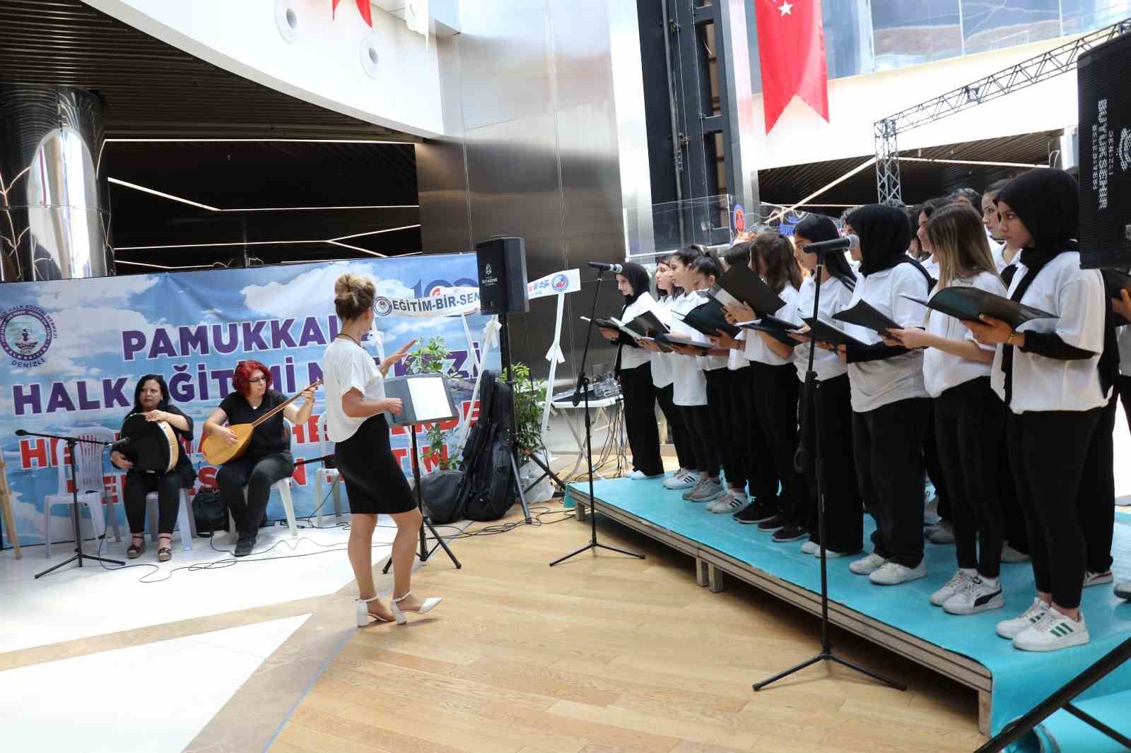 Öğrencilerden oluşan Türk Halk Müziği Korosu beğeni topladı
