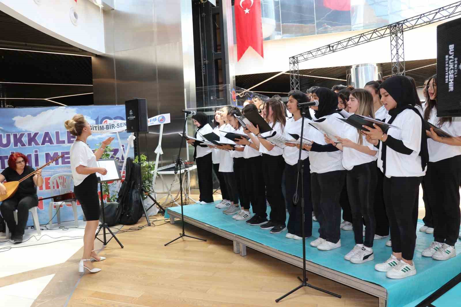 Öğrencilerden oluşan Türk Halk Müziği Korosu beğeni topladı
