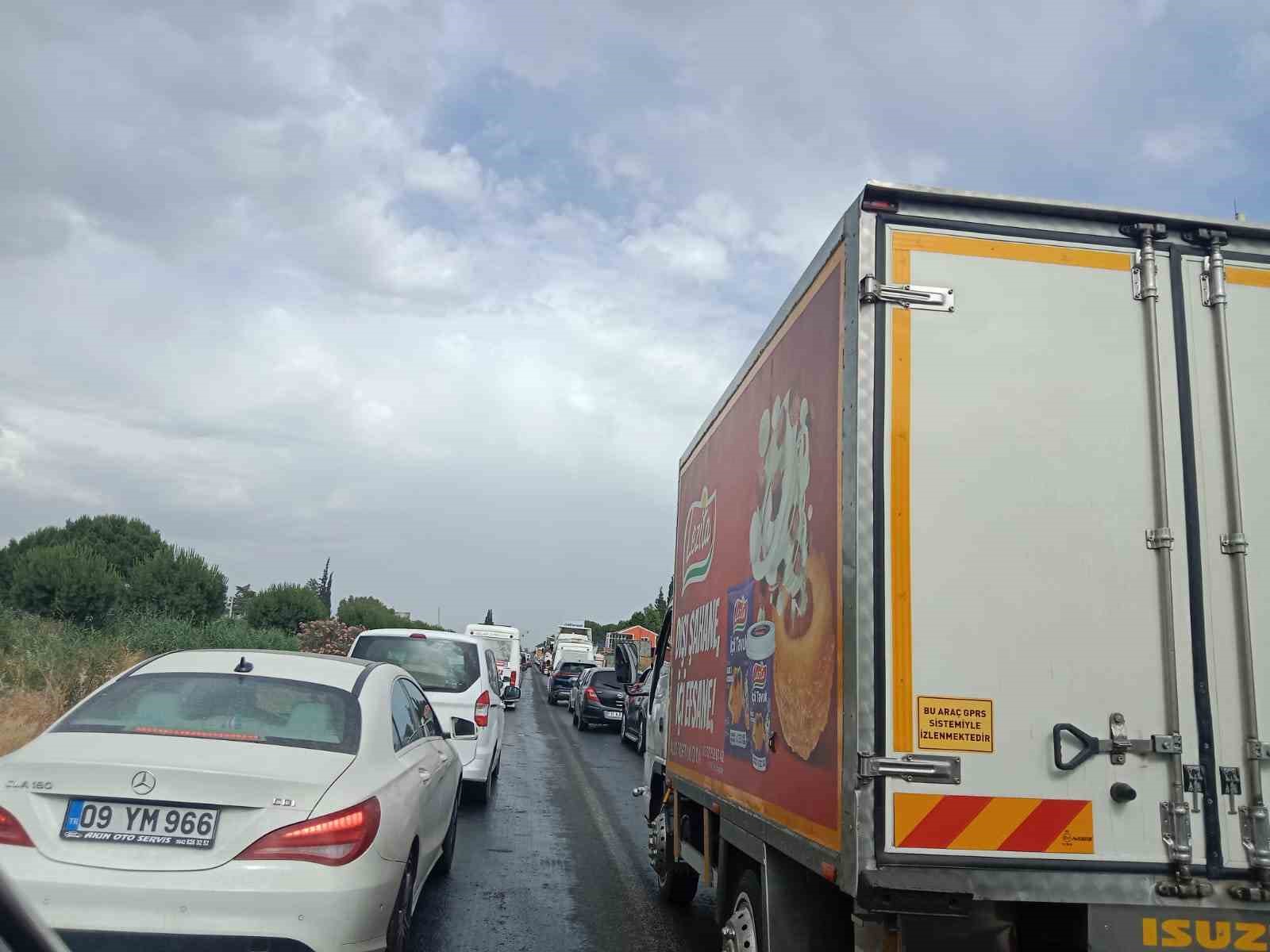 Aydın’da sıcaklara paralel olarak artan trafikle, ulaşım çileye döndü
