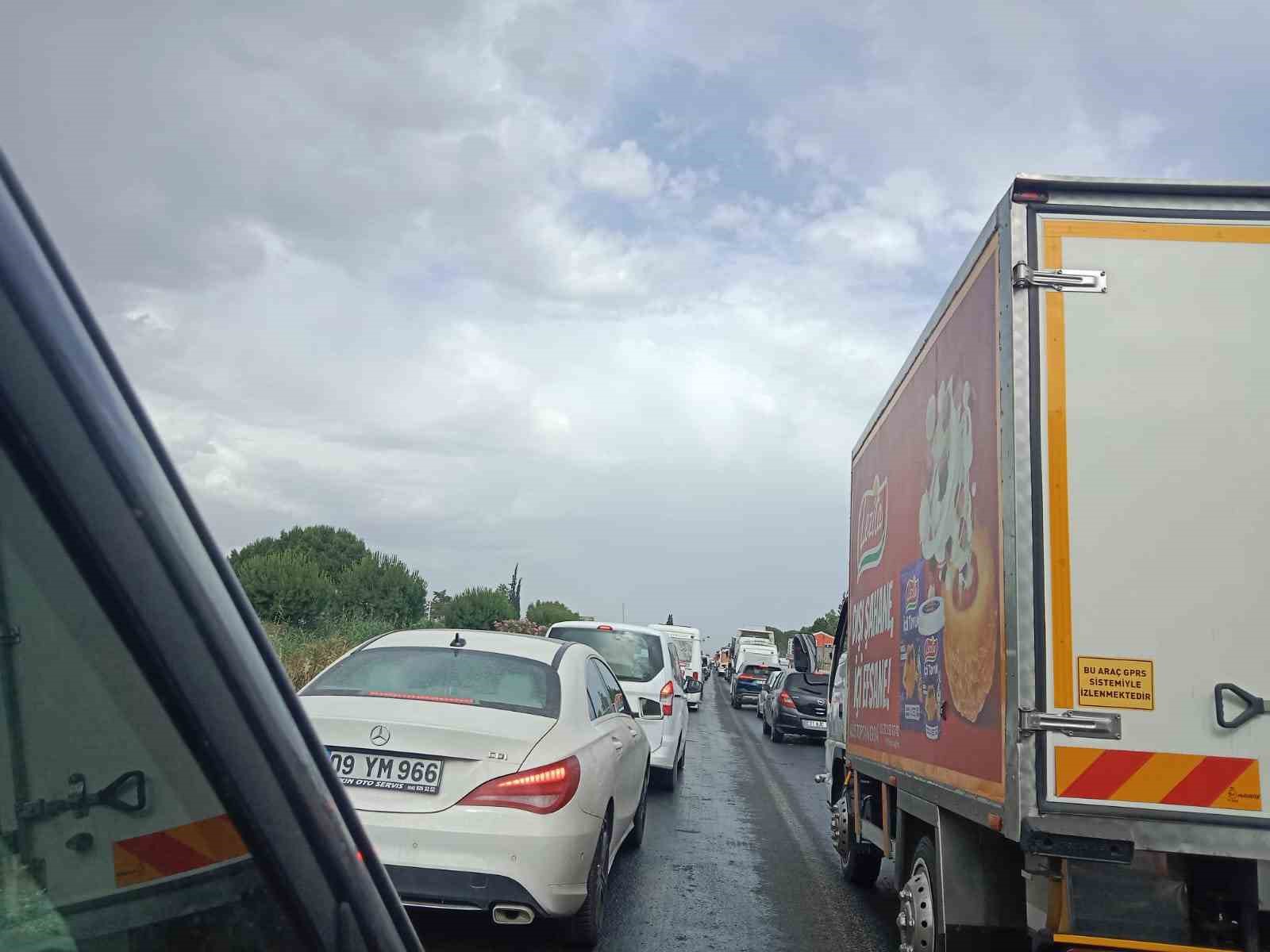 Aydın’da sıcaklara paralel olarak artan trafikle, ulaşım çileye döndü
