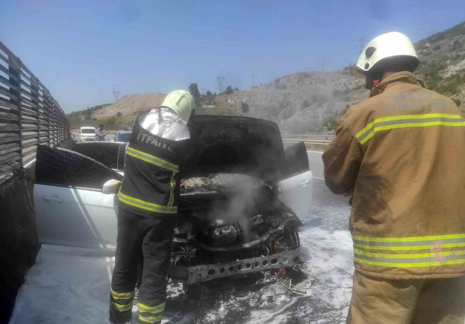 Seyir halindeyken yanmaya başlayan araç alevlere teslim oldu
