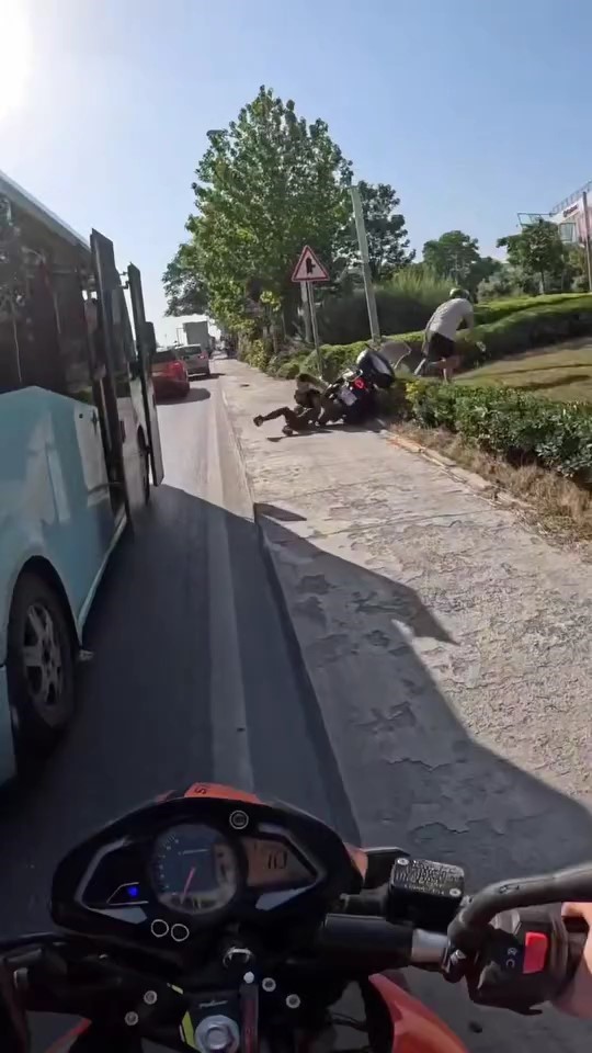 Kartal’da motosikletlinin kaldırımdaki kadına çarptığı anlar kamerada
