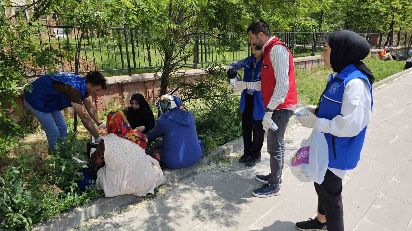 Ağrı’da YKS adaylarına kahvaltı ikramı ve kalem toplama kampanyası
