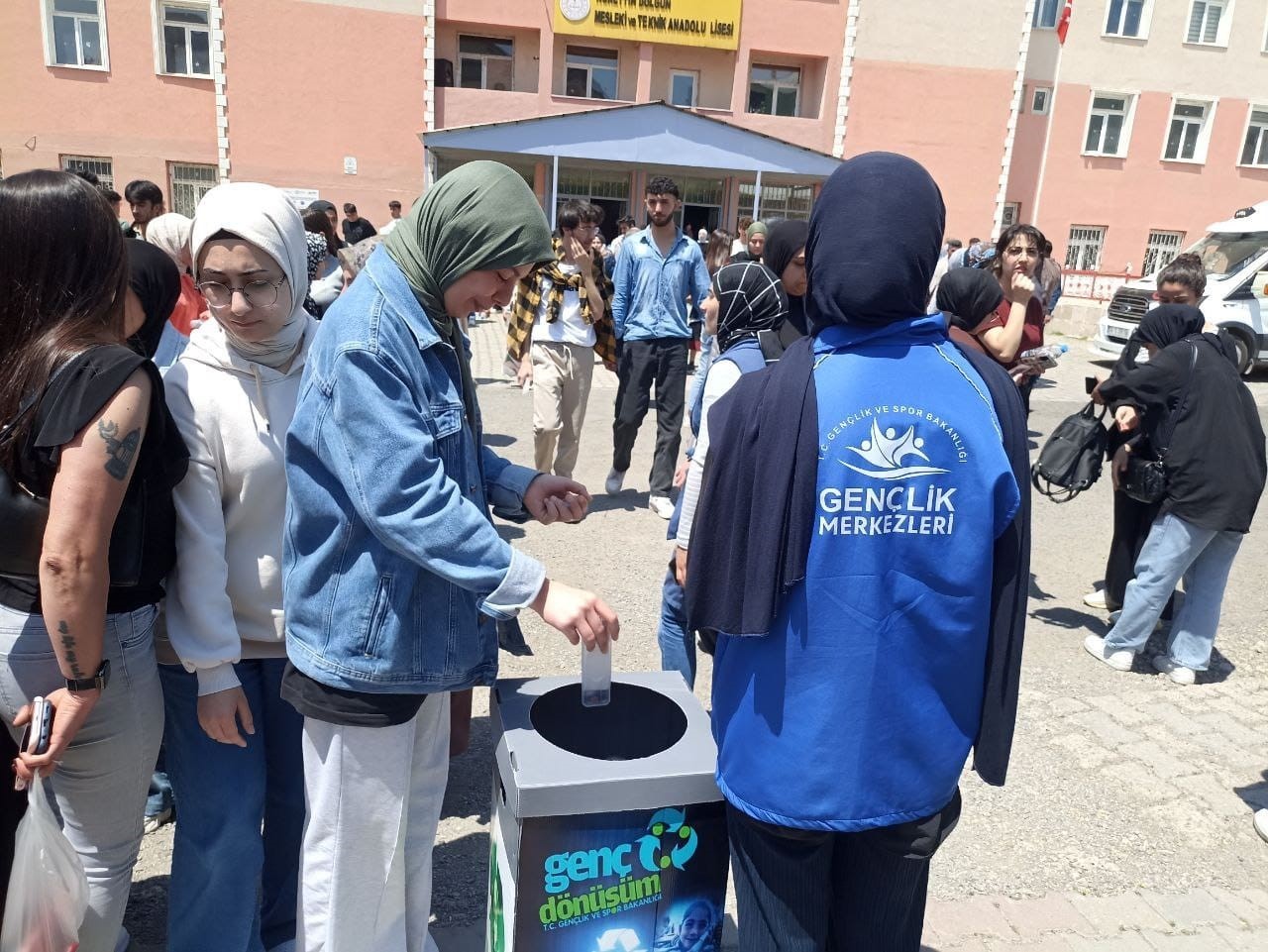 Ağrı’da YKS adaylarına kahvaltı ikramı ve kalem toplama kampanyası
