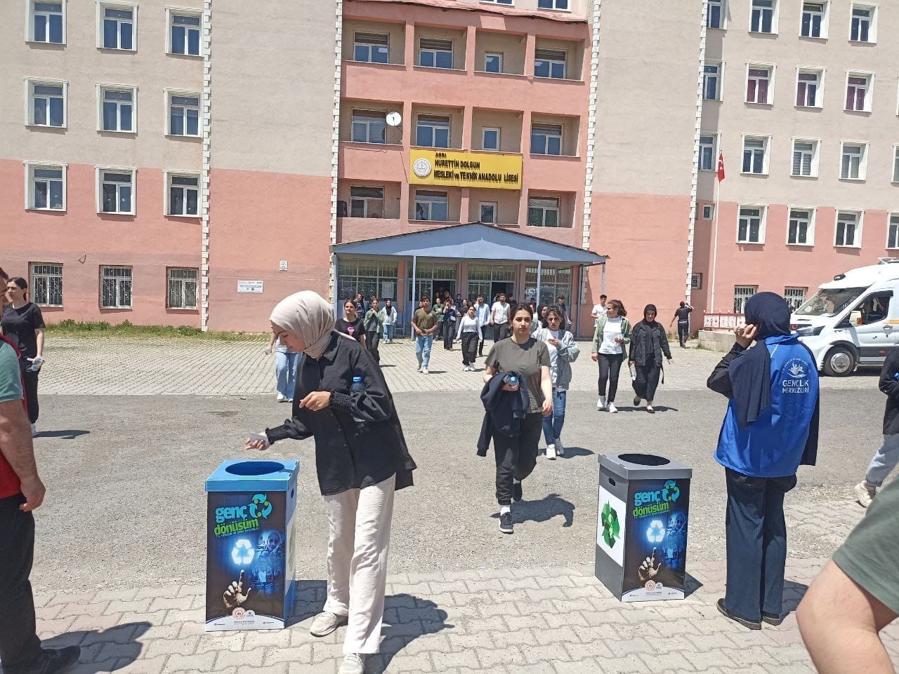 Ağrı’da YKS adaylarına kahvaltı ikramı ve kalem toplama kampanyası
