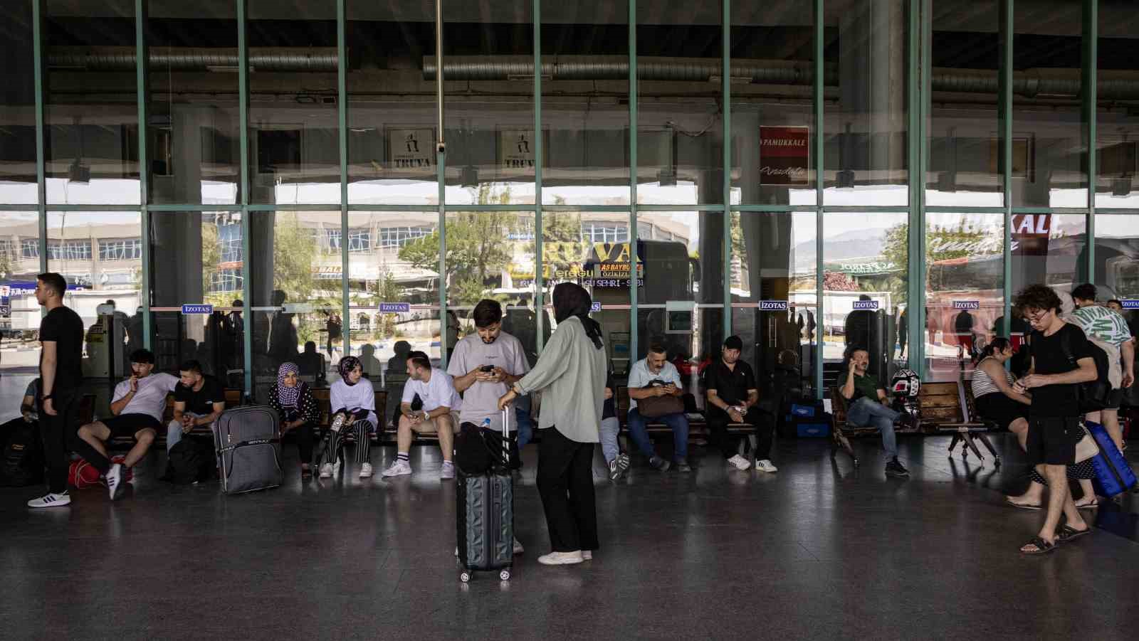 İzmir Otogarı’nda biletler tükendi, günde bine yakın araç çıkış yapıyor
