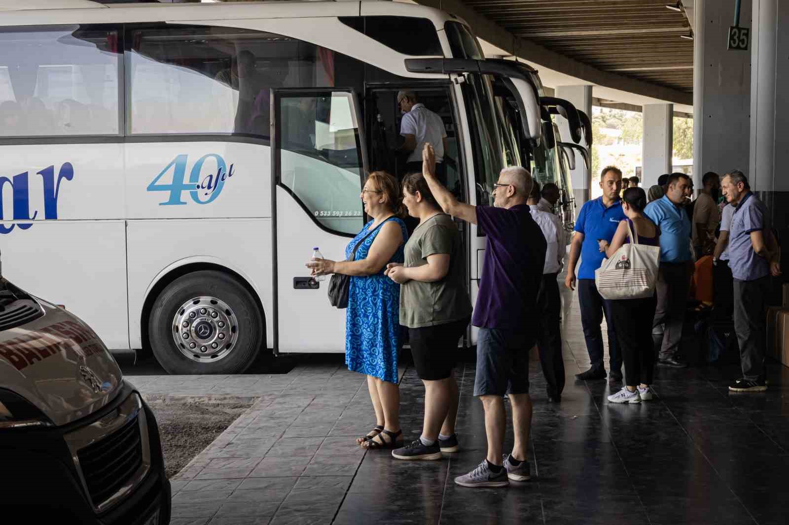 İzmir Otogarı’nda biletler tükendi, günde bine yakın araç çıkış yapıyor
