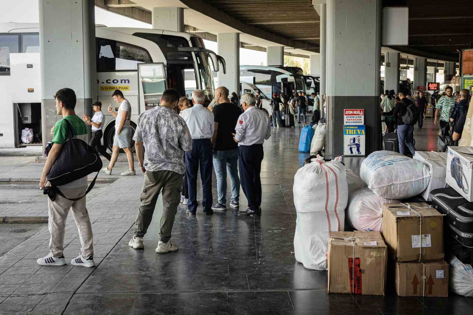 İzmir Otogarı’nda biletler tükendi, günde bine yakın araç çıkış yapıyor
