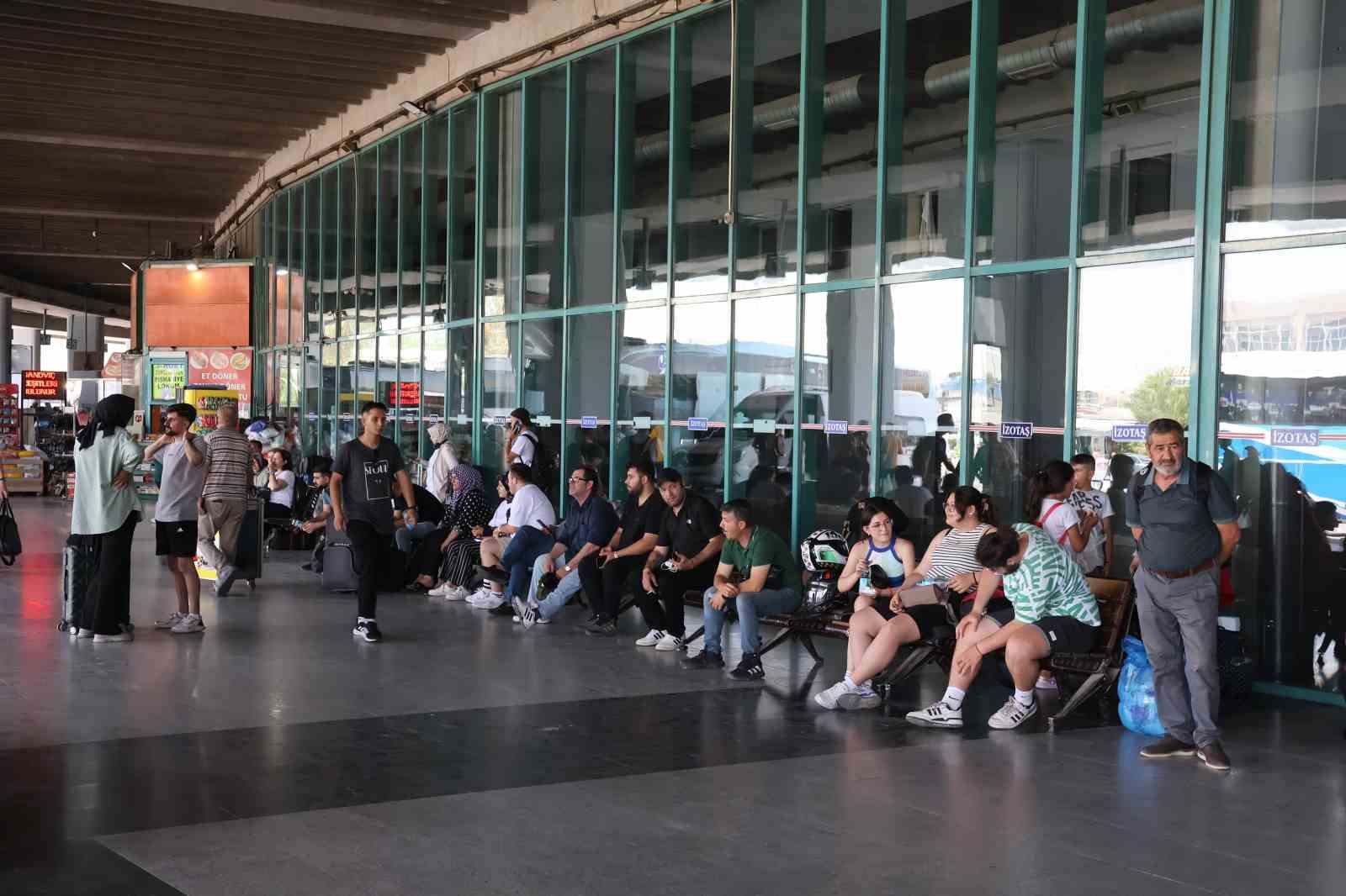 İzmir Otogarı’nda biletler tükendi, günde bine yakın araç çıkış yapıyor
