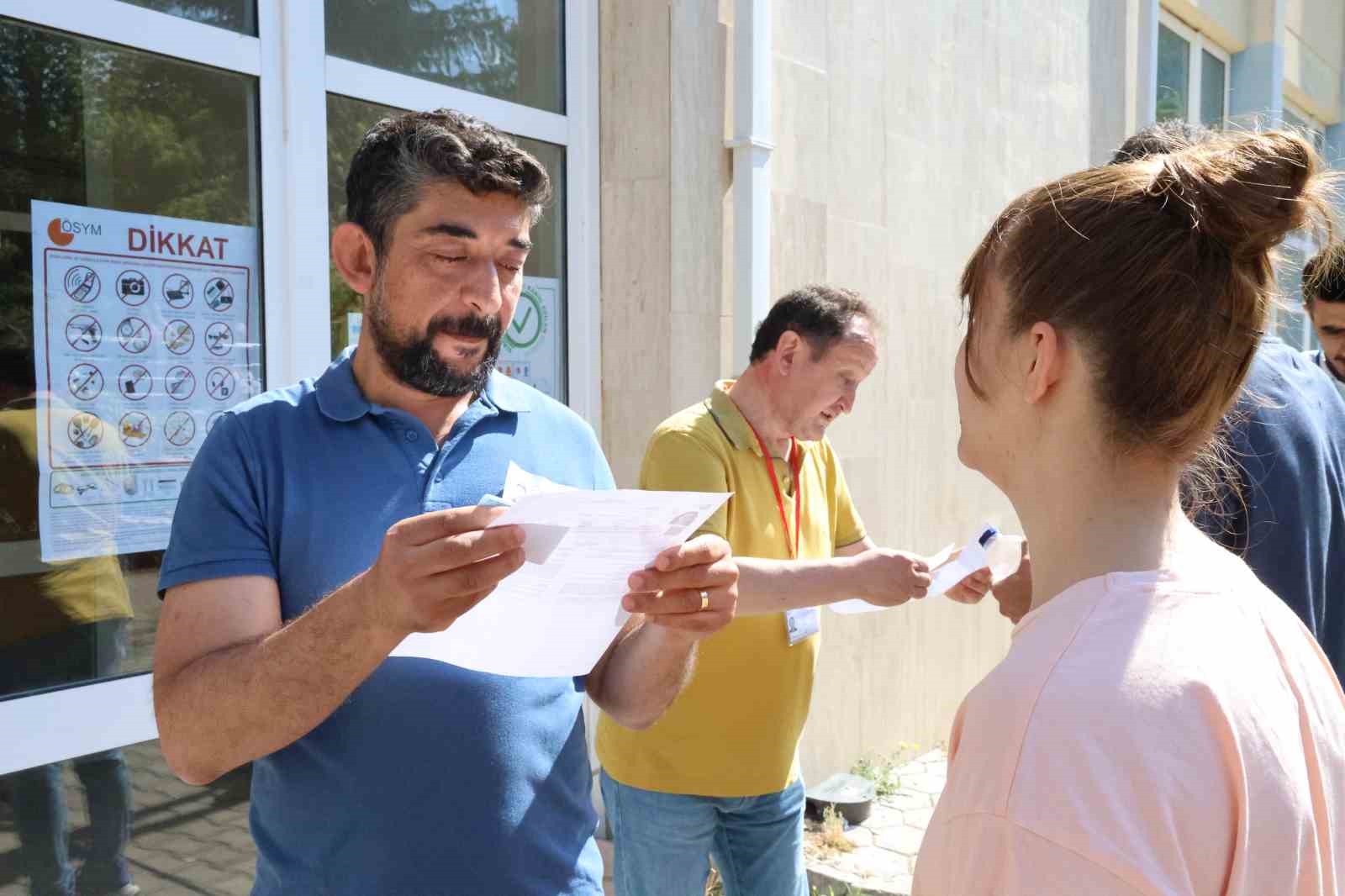 Öğrenciler sınıflarda aileleri ise dışarıda AYT heyecanı yaşadı
