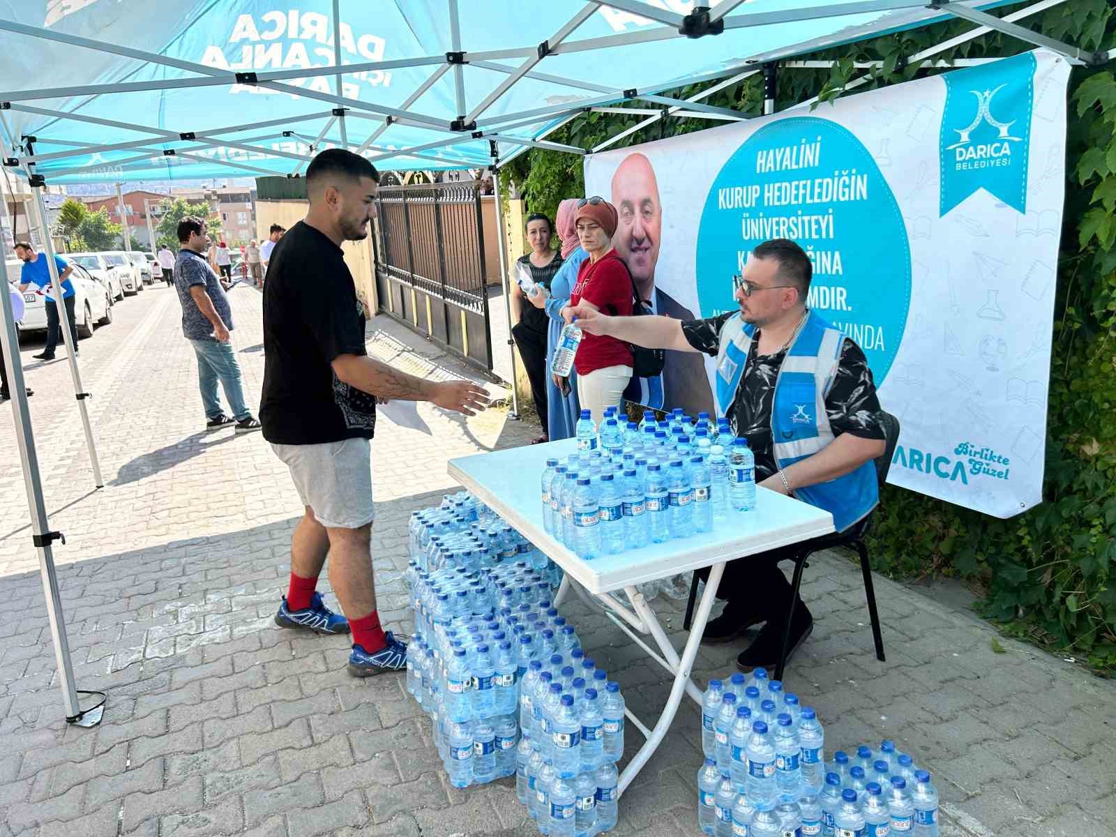 YKS’ye giren öğrencilere su dağıtıldı
