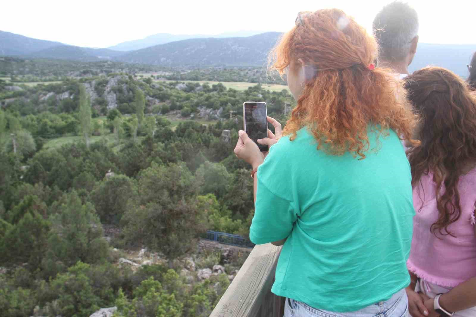 Beyşehir’de leyleklerin mekanları fotoğraf tutkunlarına doğal stüdyo oldu
