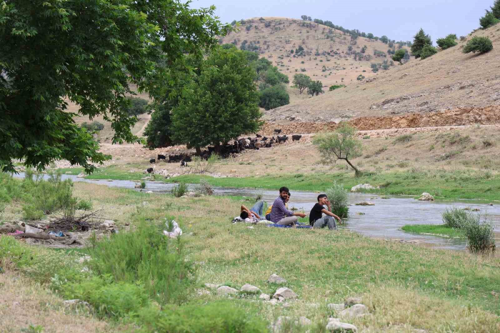 Diyarbakır’da sıcaktan bunalan vatandaşlar sulak ve serin yerleri tercih ediyor
