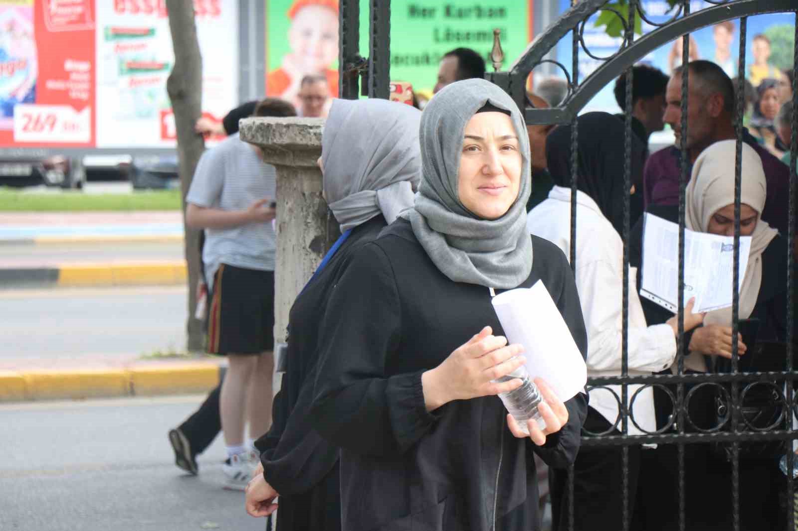 YKS’nin ikinci oturumu başladı: Öğrenciler sıralarda veliler dışarıda ter döküyor
