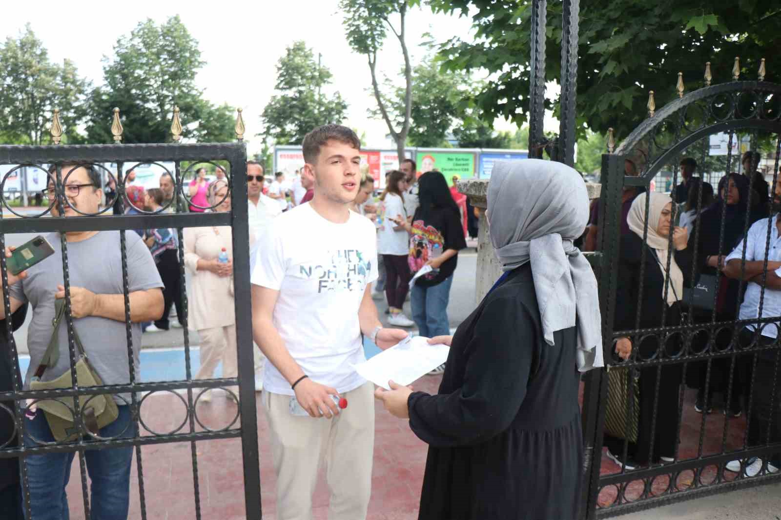 YKS’nin ikinci oturumu başladı: Öğrenciler sıralarda veliler dışarıda ter döküyor
