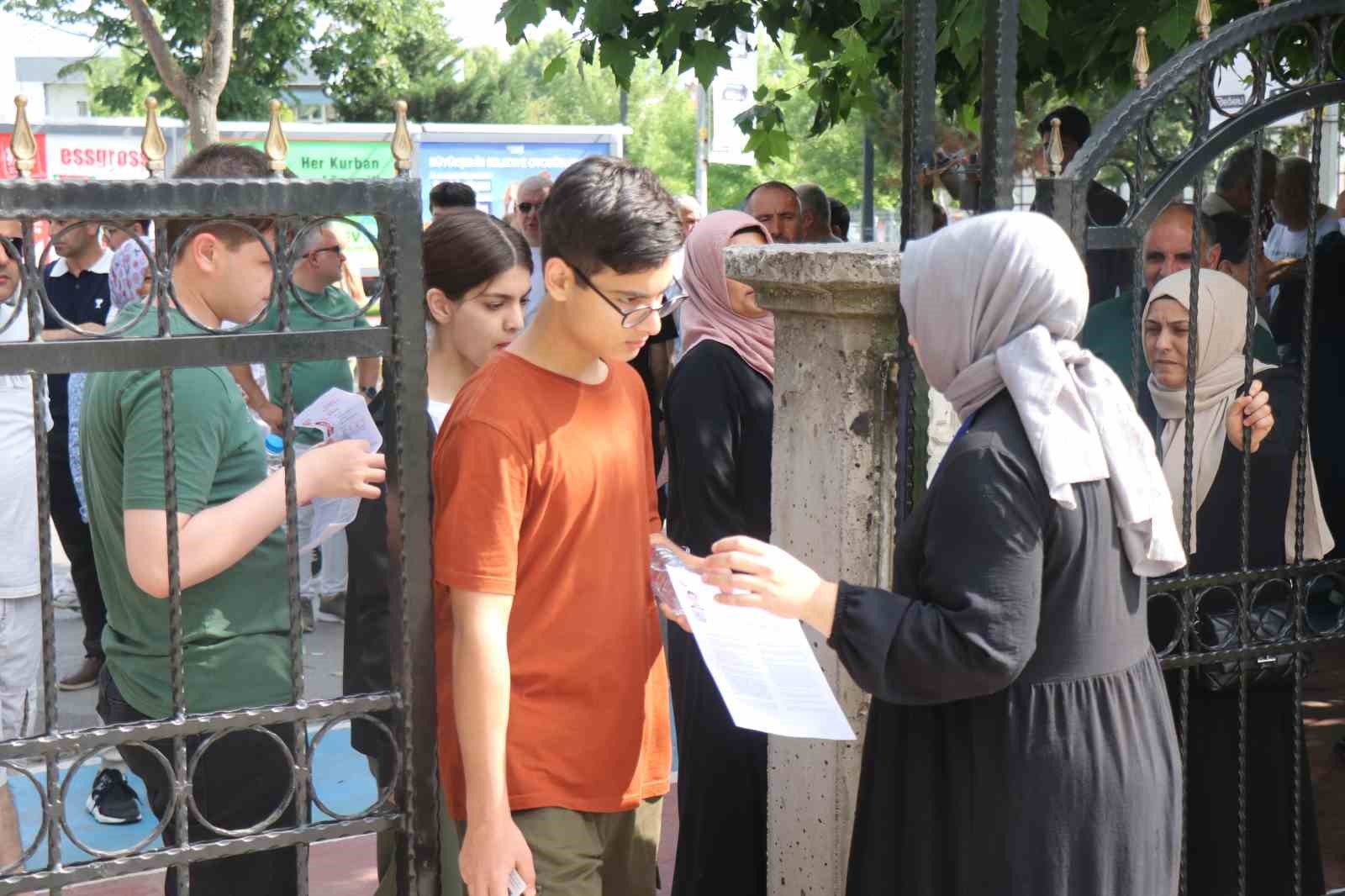 YKS’nin ikinci oturumu başladı: Öğrenciler sıralarda veliler dışarıda ter döküyor
