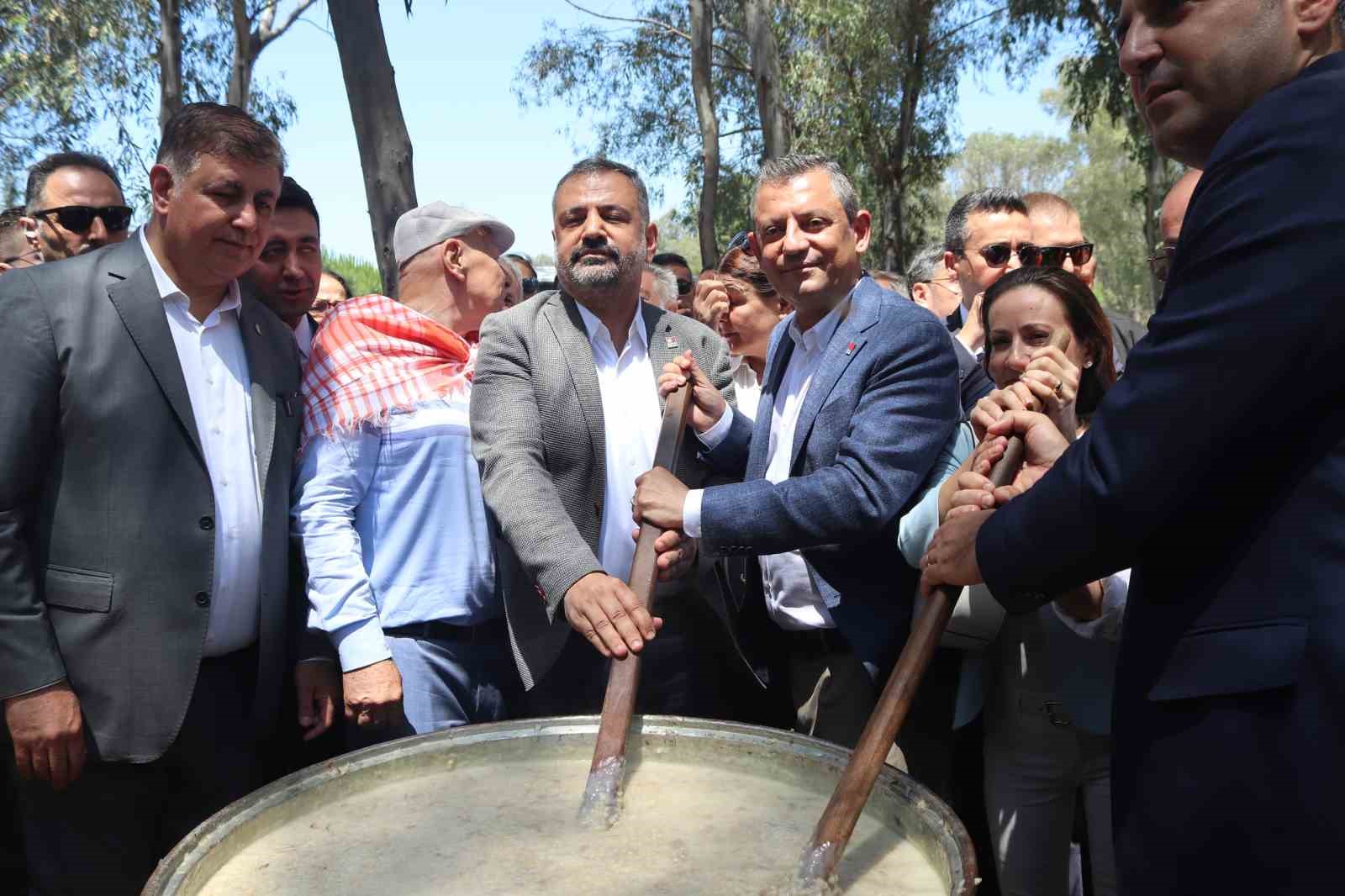 CHP Genel Başkanı Özel, Kulalılarla keşkek kardı
