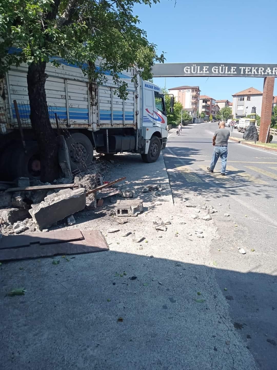 Park halindeki kamyonun freni boşaldı
