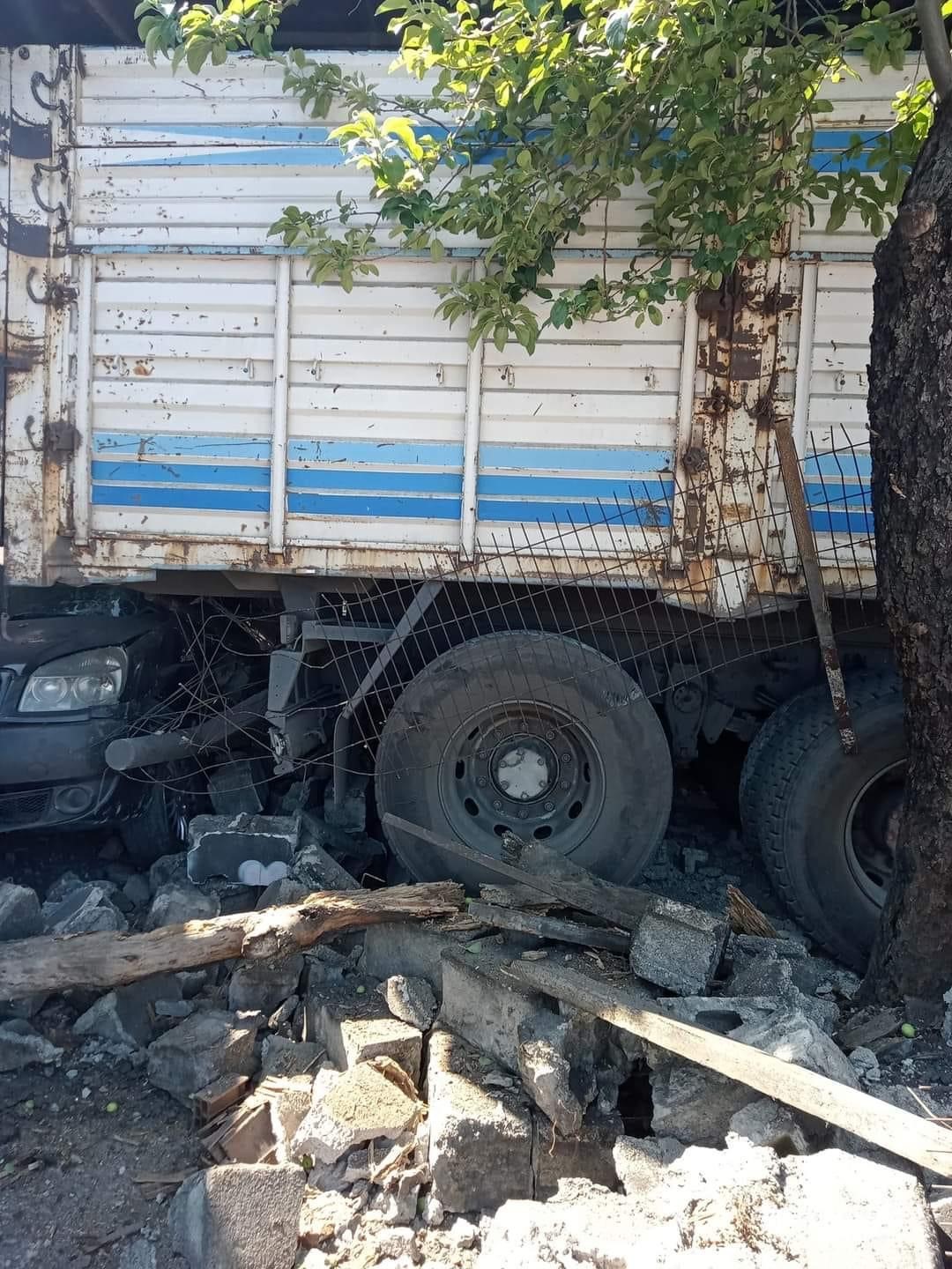 Park halindeki kamyonun freni boşaldı
